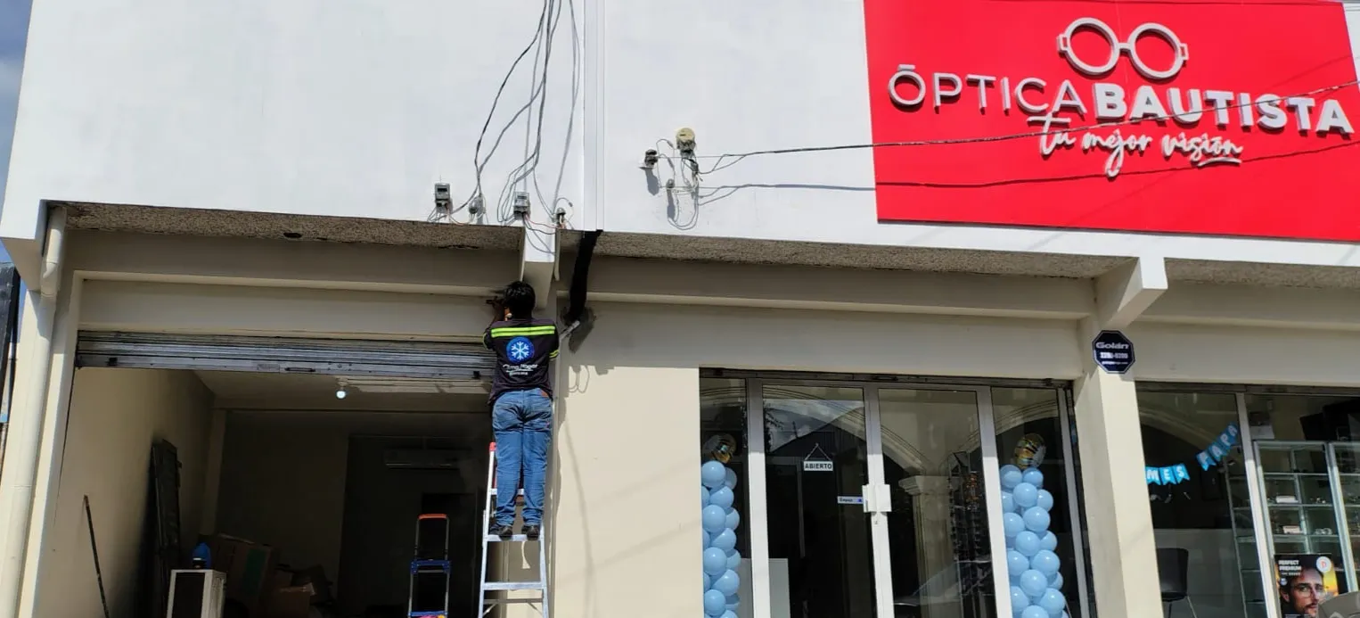 Equipo técnico de Clima Hogar SV realizando una instalación profesional